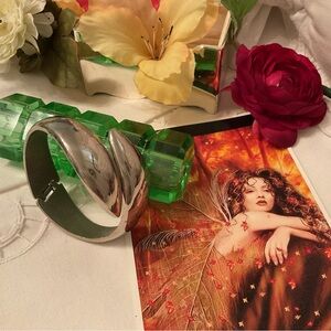 VINTAGE BEAUTIFUL SILVER PLATE HINGED WRAP AROUND CUFF, 70 GRAMS